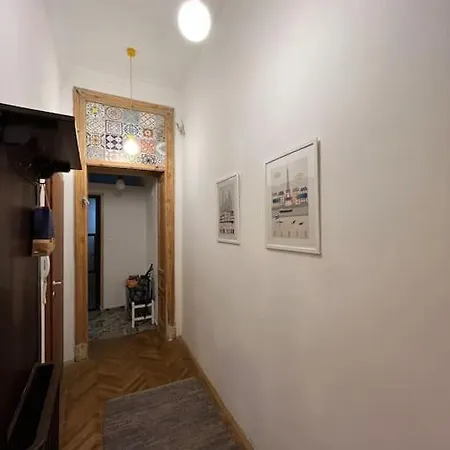 The Old Stairs 索菲亞