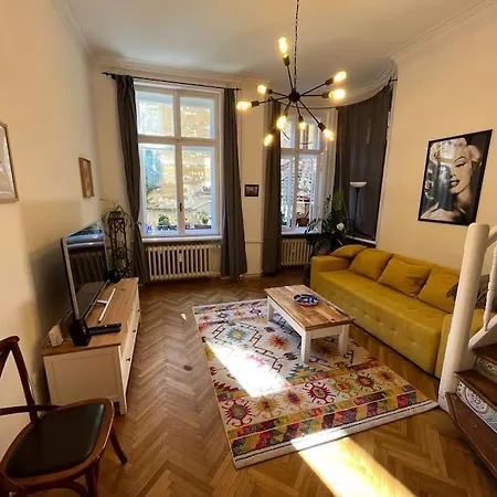 The Old Stairs Apartman
